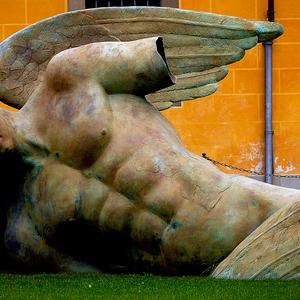 Le caduto d'Angelo de l'ange tombé par sculpture de l'Igor Mitoraj dans le domaine de Miracoli de dei de Piazza - Italie  - collection de photos clin d'oeil, catégorie clindoeil