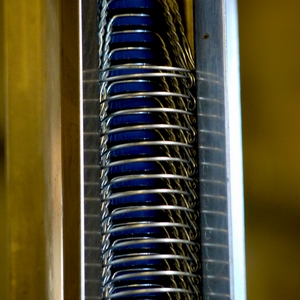 Appareil à capsuler, gros plan sur des capsules bleues - France  - collection de photos clin d'oeil, catégorie clindoeil
