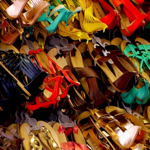 Ensemble coloré de chaussures en cuir suspendues - Turquie  - collection de photos clin d'oeil, catégorie clindoeil