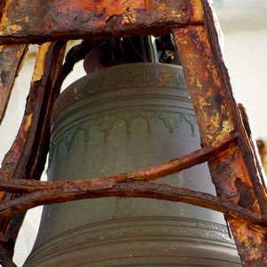 Une cloche en bronze soutenue par une structure en métal rouillé - France  - collection de photos clin d'oeil, catégorie clindoeil
