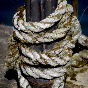 Cordes entourant un pilier en métal sur le quai d'un port - France  - collection de photos clin d'oeil, catégorie clindoeil