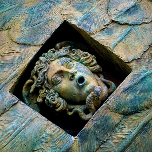 Tête de gorgone en bronze dans un ensemble de feuilles - Italie  - collection de photos clin d'oeil, catégorie clindoeil