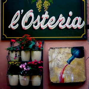 Plaque de fer au nom de l'Osteria, suspension avec six pots de fleurs et un tableau représentant une bouteille de vin se déversant dans un verre - Italie  - collection de photos clin d'oeil, catégorie clindoeil