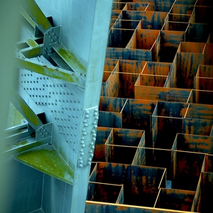 Structure métallique d'une tour de charbonnage devant un labyrinthe en métal - Belgique  - collection de photos clin d'oeil, catégorie clindoeil