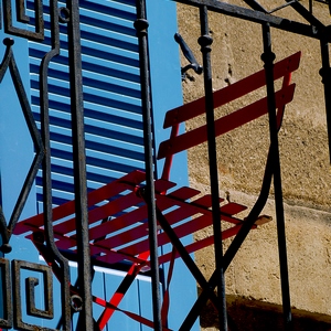 Croisement de lignes formées par un garde corps, une chaise et un volet en bois - France  - collection de photos clin d'oeil, catégorie clindoeil