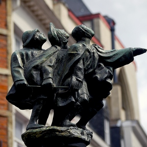 Haut d'une fontaine à Bruxelles représentant trois personnage qui inspecte le ciel en cas de pluie - Belgique  - collection de photos clin d'oeil, catégorie clindoeil