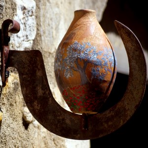 Poterie posée sur une serpe enchâssée dans un mur - France  - collection de photos clin d'oeil, catégorie clindoeil