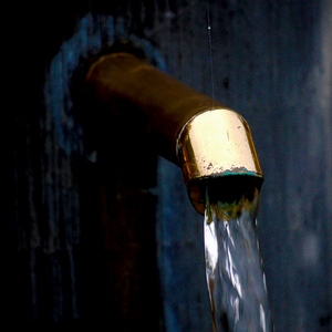 Un robinet de fontaine et jet d'eau - France  - collection de photos clin d'oeil, catégorie clindoeil