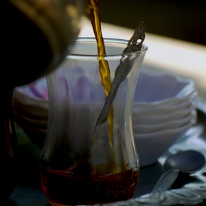 Service de thé dans un verre devant une pile d'assiettes - Turquie  - collection de photos clin d'oeil, catégorie clindoeil
