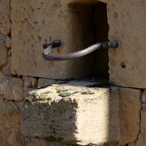Un décrottoir sur un mur de pierres - Belgique  - collection de photos clin d'oeil, catégorie rues