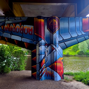 Un pilier de pont décoré de streetart aux couleurs vives. - France  - collection de photos clin d'oeil, catégorie rues