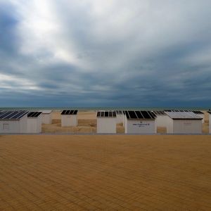 Cabines de bain alignées entre digue et plage - Belgique  - collection de photos clin d'oeil, catégorie paysages