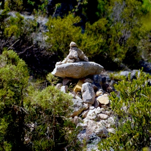 Monticule de pierres pyramidal entouré de végétation - France  - collection de photos clin d'oeil, catégorie paysages