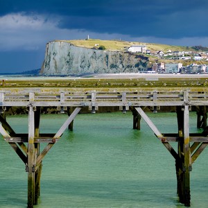 Estacade en bois et falaises sur une mer verte - France  - collection de photos clin d'oeil, catégorie paysages