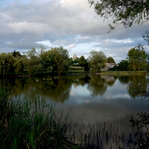 Etang entouré d'un paysage bucolique avec une église au loin - France  - collection de photos clin d'oeil, catégorie paysages