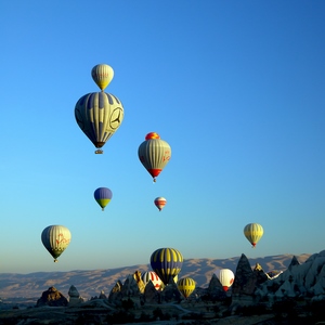 Montgolfières dans un paysage montagneux - Turquie  - collection de photos clin d'oeil, catégorie paysages