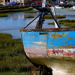 Poupe de barque abandonnée au bord d'un bras de mer, maisons colorées - France  - collection de photos clin d'oeil, catégorie paysages