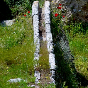 Aqueduc en pierres au milieu d'herbes et fleurs - Grèce  - collection de photos clin d'oeil, catégorie rues