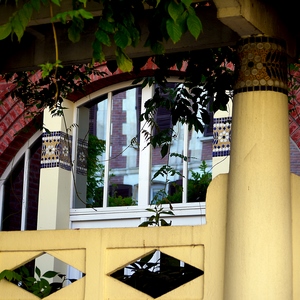Fenêtre et balcon avec arc en briques et colonnes décorées de mosaïques - France  - collection de photos clin d'oeil, catégorie rues