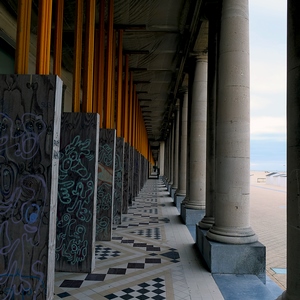 Passage entre colonnes et supports de chantier - Belgique  - collection de photos clin d'oeil, catégorie rues