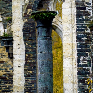 Colonne en tre des murs en briques en ruine - Belgique  - collection de photos clin d'oeil, catégorie rues
