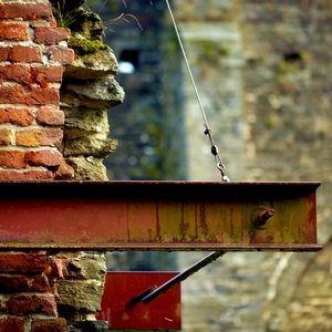 Poutrelle en métal soutenant des murs de briques en ruine - Belgique  - collection de photos clin d'oeil, catégorie rues