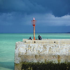 Avancée dans la mer avec indicateur lumineux et pêcheurs - France  - collection de photos clin d'oeil, catégorie rues