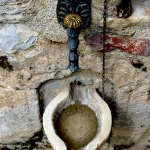 Robinet et receveur sur un mur de pierres - Grèce  - collection de photos clin d'oeil, catégorie rues