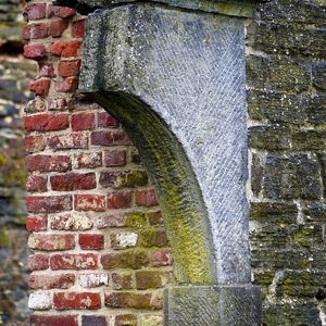 Support en pierre de taille dans un mur de briques - Belgique  - collection de photos clin d'oeil, catégorie rues