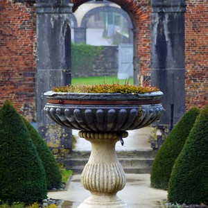 Vasque en pierre taillée dans des jardins entourés de colonnes et de murs - Belgique  - collection de photos clin d'oeil, catégorie rues