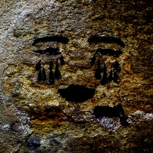 Mur de pierre recouvert de deux yeux , larmes et bouche - France  - collection de photos clin d'oeil, catégorie streetart