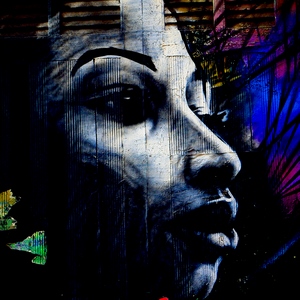 Streetart représentant un visage de noire sur un mur de planches - France  - collection de photos clin d'oeil, catégorie streetart