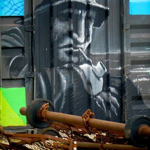 Streetart représentant un pêcheur derrière des éléments de chantier en fer rouillé - France  - collection de photos clin d'oeil, catégorie streetart