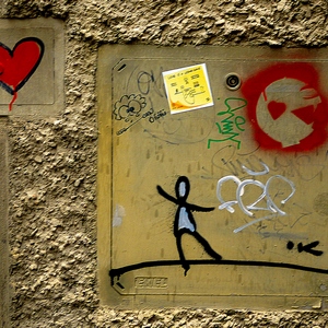 Bonhomme en fil de fer en équilibre près d'un ballon en forme de coeur - Italie  - collection de photos clin d'oeil, catégorie streetart